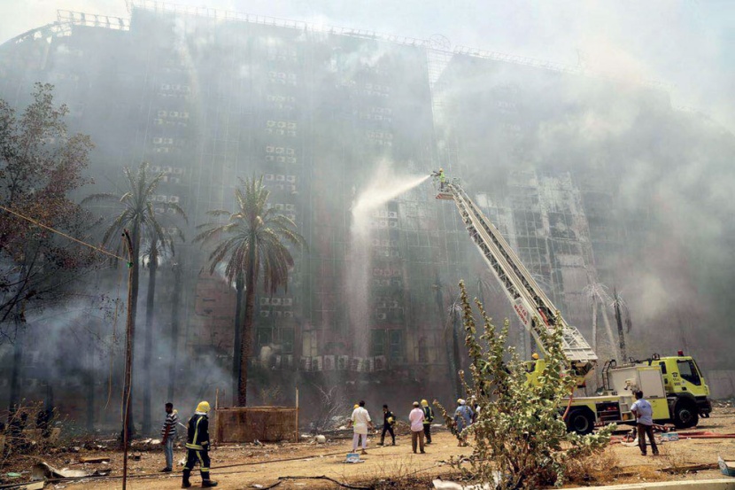 6 جهات حكومية تباشر حريق فندق في مكة المكرمة