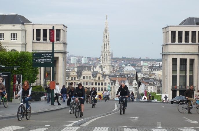 رجل يرتدي معطفا في يوم حار يثير مخاوف من قنبلة في بروكسل