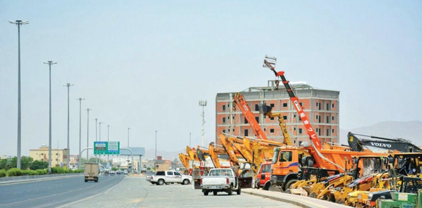 جرافات وشيولات تهدد سالكي طريق رئيس في نجران