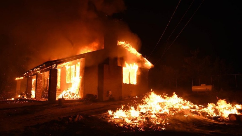 السكان يفرون مع استمرار حريق أتى على 20 ألف فدان بلوس أنجليس