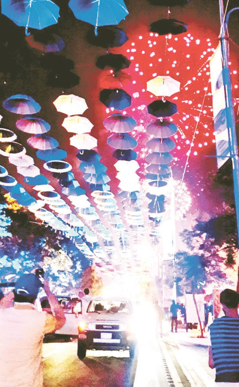 أبها .. الفن بألوانه والمطر بمظلاته 
في شارع واحد