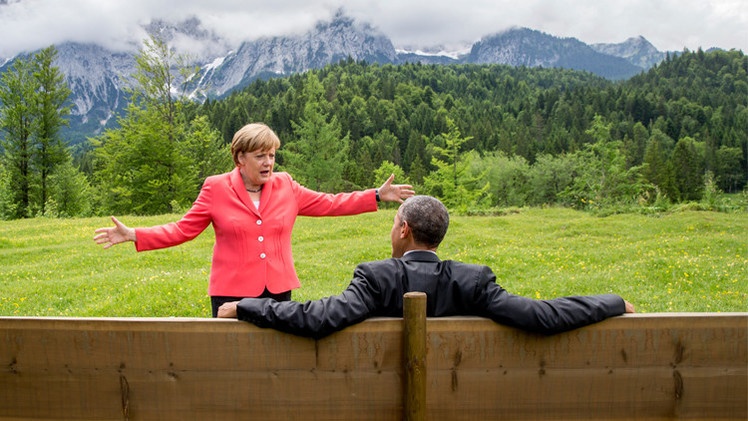 ميركل تقطع عطلتها لمواجهة عاصفة انتقادات لسياستها تجاه اللاجئين