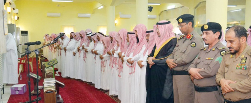 جموع من المواطنين يؤدون صلاة الميت على الشهيد العريف المرضي