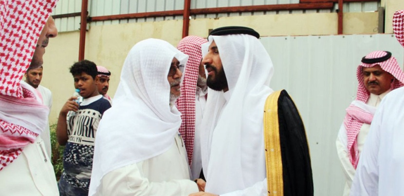 جموع من المواطنين يؤدون صلاة الميت على الشهيد العريف المرضي