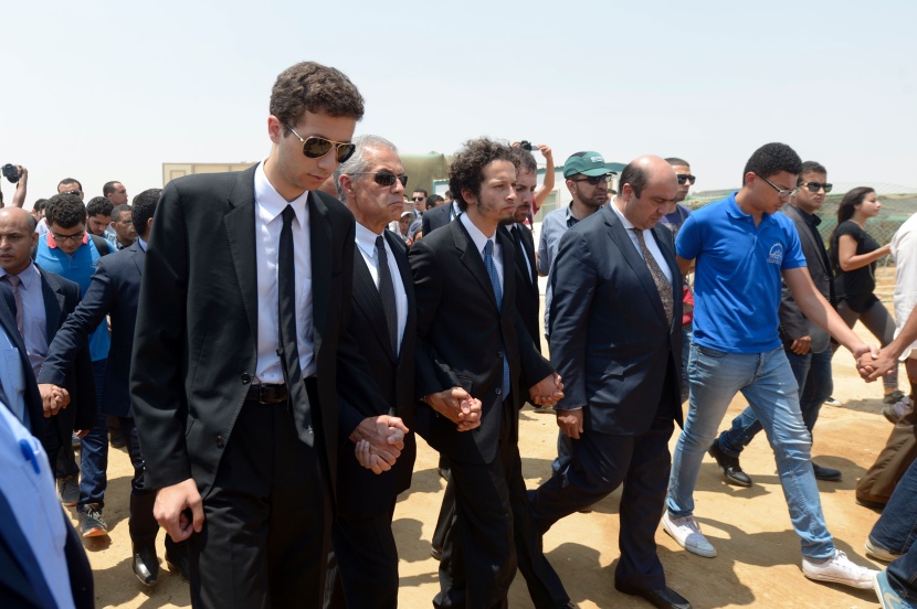 مصر تودع زويل الحائز على نوبل في الكيمياء بجنازتين عسكرية وشعبية
