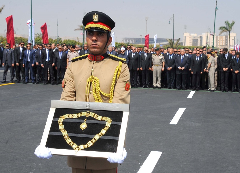 مصر تودع زويل الحائز على نوبل في الكيمياء بجنازتين عسكرية وشعبية