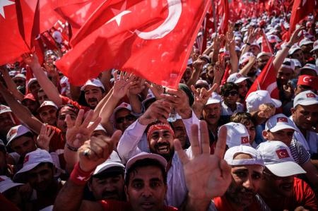 الأتراك يشاركون في آخر تجمع ضد محاولة الانقلاب في إسطنبول