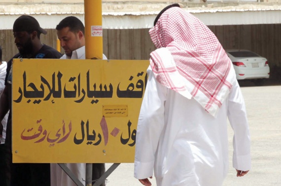 مواقف السيارات في الرياض .. استغلال
دون رقيب وبلا تراخيص