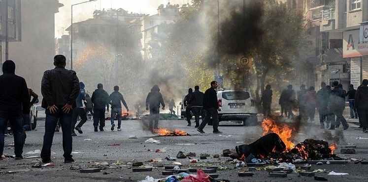 سيارة مفخخة تقتل ثلاثة وتصيب 40 في شرق تركيا