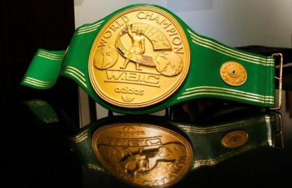 مزاد لبيع تذكارات الملاكم الراحل محمد علي الشهر القادم