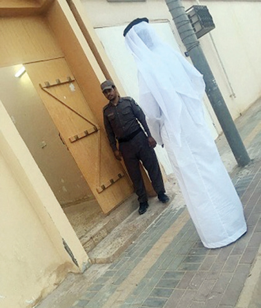 ضبط وافد امتهن صيانة الجوالات في منزله