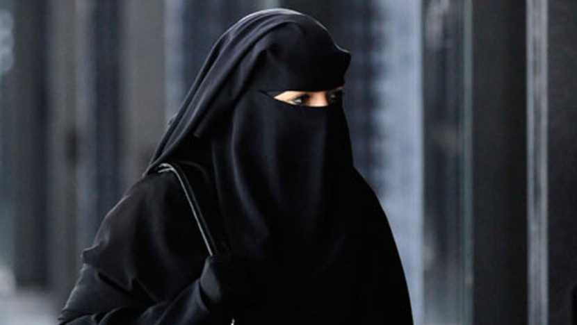 رجلان يهاجمان امرأة منتقبة حامل في برشلونة