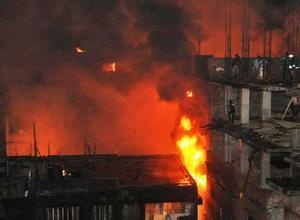 15 قتيلا على الأقل بحريق داخل مصنع في بنغلادش