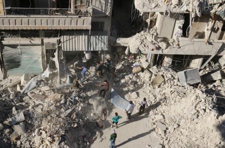 حلب تعاني من نقص الغذاء والدواء في ظل استمرار الغارات السورية-الروسية
