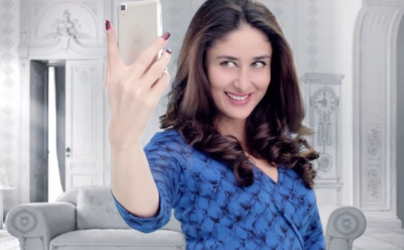 كارينا كابور : أنا مهووسة بالتقاط صور سيلفي كل 5 دقائق