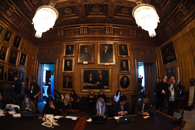 منح نوبل الكيمياء للعام 2016 إلى فرنسي وبريطاني وهولندي