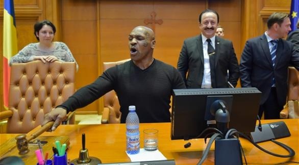 جدل كبير بعد زيارة مايك تايسون للبرلمان الروماني