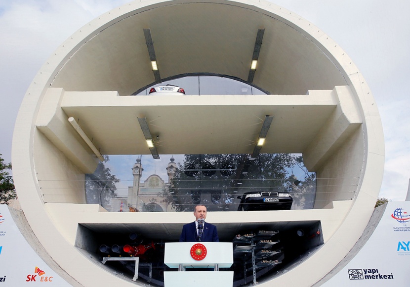 أردوغان يقود سيارة لاختبار نفق يربط بين أوروبا وآسيا