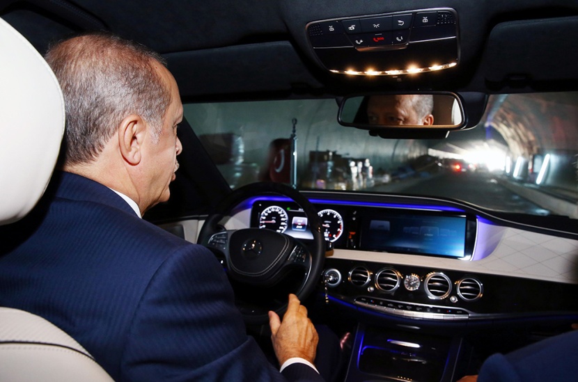 أردوغان يقود سيارة لاختبار نفق يربط بين أوروبا وآسيا