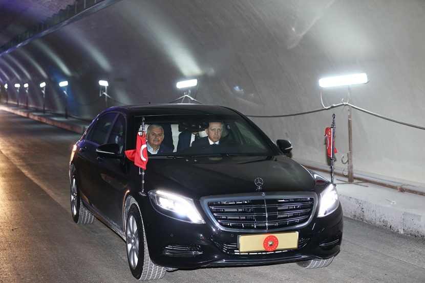 أردوغان يقود سيارة لاختبار نفق يربط بين أوروبا وآسيا