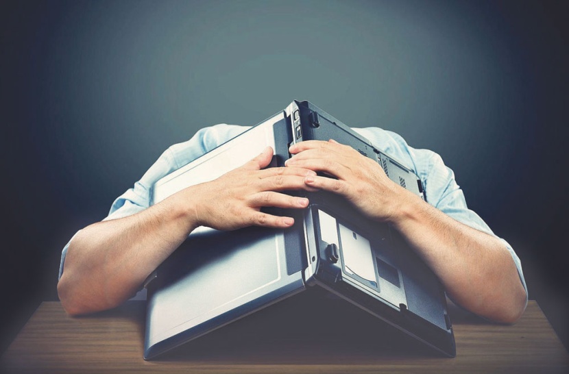 من يجعل الحمقى مشاهير؟ .. شركات وساطة واتصال وليس المتابعين