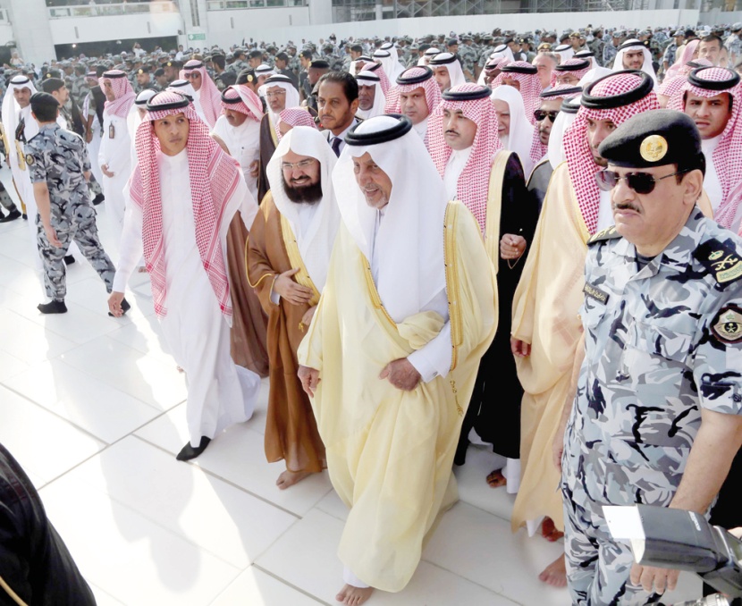 أمير مكة المكرمة يتشرف بغسل الكعبة