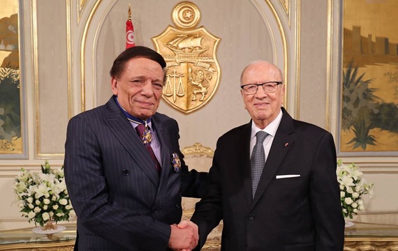 الرئيس التونسي يمنح عادل إمام أعلى وسام ثقافي