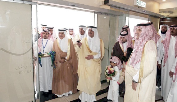 أمير «الشرقية» يدشن عددا 
من مشروعات المياه بـ«الجبيل» بتكلفة 300 مليون ريال