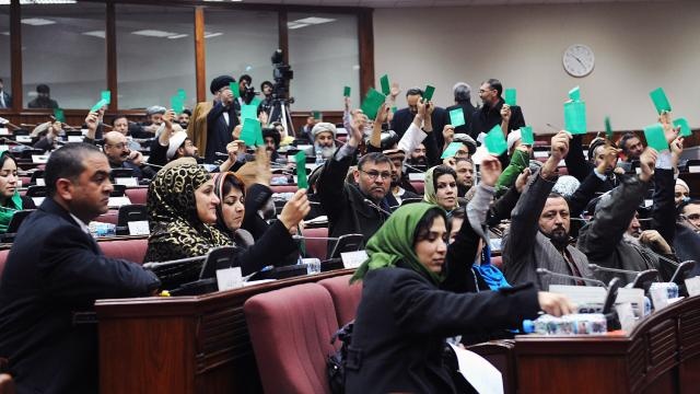 البرلمان الافغاني يقيل ثلاثة وزراء أخفقوا في تحقيق نتائج