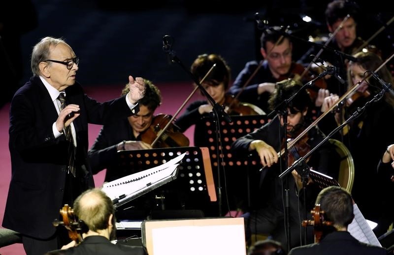 الموسيقار إنيو موريكوني يكرم مشردين خلال حفل بالفاتيكان