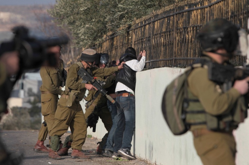 قوات الاحتلال تقتحم الخليل وتعتقل أربعة فلسطينيين وثلاثة من بيت لحم ورام الله