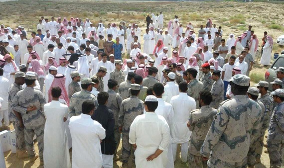 جموع من المصلين 
تؤدي صلاة الميت على الشهيد جعفري
