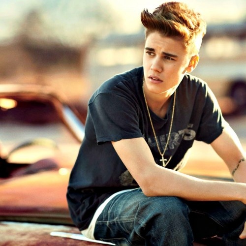 جاستين بيبر يلكم معجبا في وجهه أثناء توجهه لإحياء حفلة في برشلونة