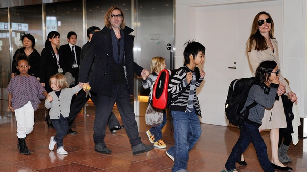 تبرئة براد بيت من واقعة على متن طائرة أمام أبنائه