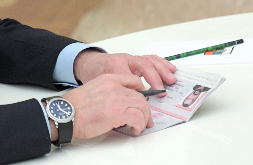 بوتين يمنح الممثل ستيفن سيجال جواز سفر روسيا