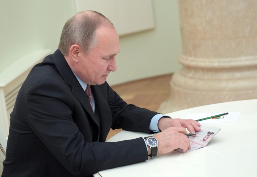 بوتين يمنح الممثل ستيفن سيجال جواز سفر روسيا