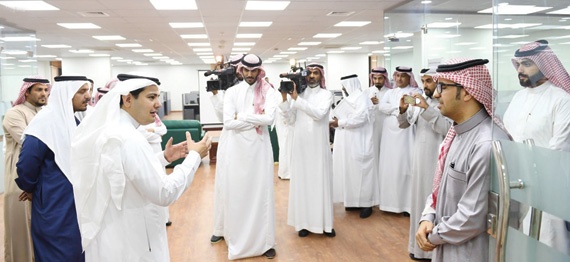 وزير الإعلام يؤكد أهمية تطوير أداء الموظفين ورفع الجودة