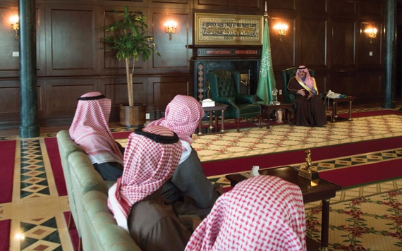 أمير تبوك ينقل تعازي القيادة لأسرة الشهيد الرشيدي