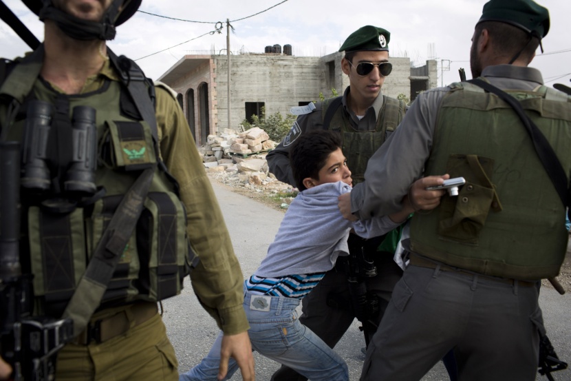 قوات الاحتلال تعتقل خمسة فلسطينيين بينهم ثلاثة أطفال