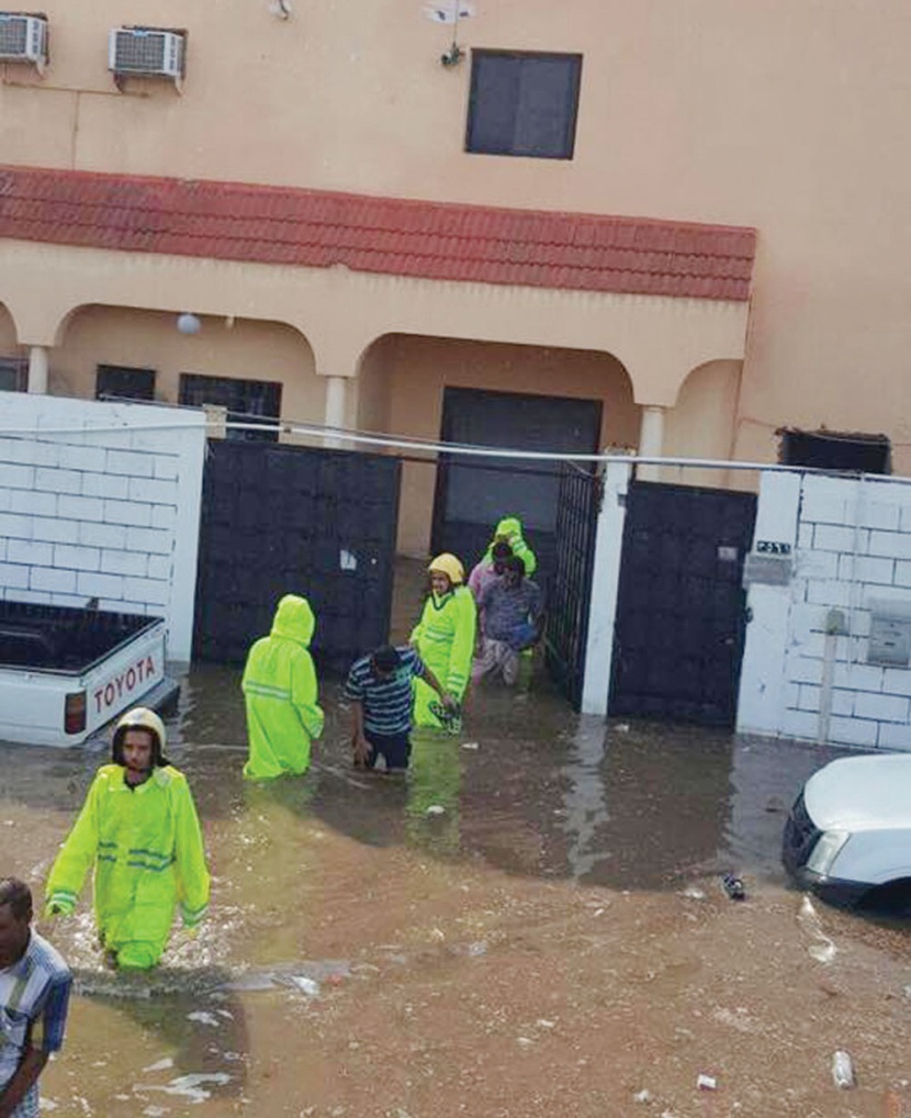 إنقاذ 48 عاملا في جدة .. وتقلبات جوية غير مستقرة بسبب الموجات العلوية