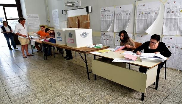 إيطاليا تصوت بشأن استفتاء دستوري يمكن أن يطيح بالحكومة