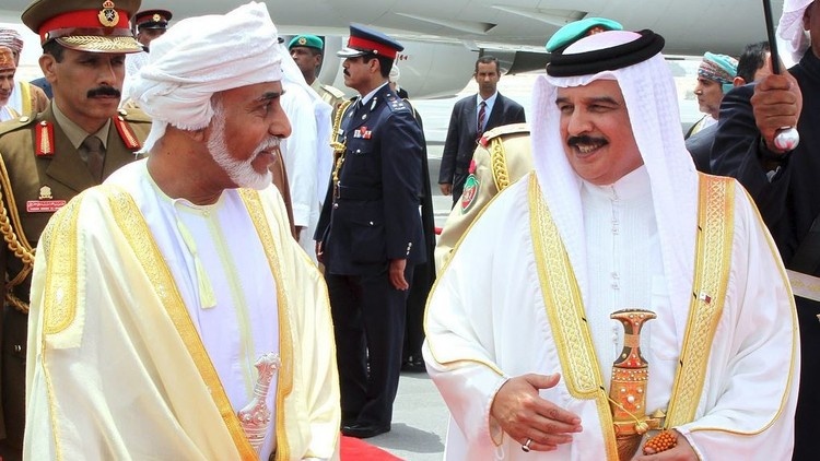 ملك البحرين يتسلم رسالة من سلطان عُمان