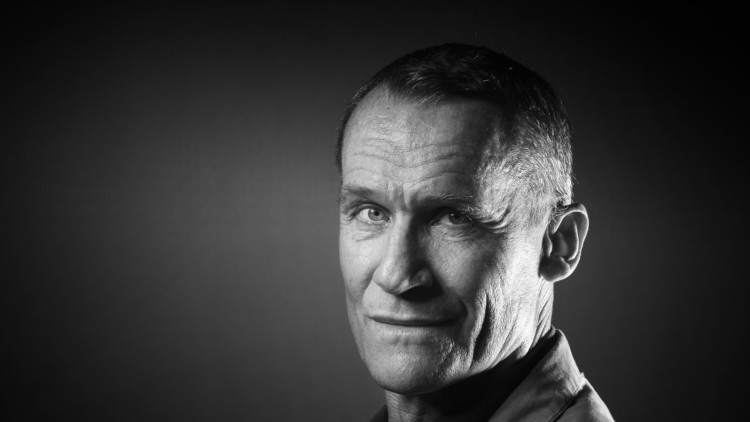 كاتب من أصول روسية يحصل على سيف الأكاديمية الفرنسية