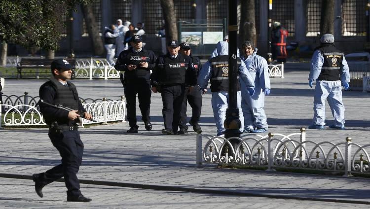 وزير الداخلية التركي: وضع عشرة أشخاص قيد الاحتجاز إثر الاعتداء المزدوج في إسطنبول وارتفاع عدد القتلى