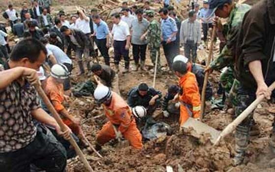 قتيلان و10 مصابين في انهيار أرضي بالقرب من مدينة ساحلية في فيتنام