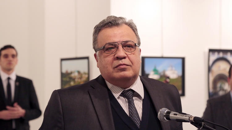 مصور اغتيال السفير الروسي بتركيا يروي "اللحظات الأخيرة"