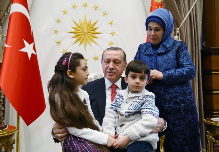 أردوغان يستقبل طفلة التغريدات عن مأساة حلب