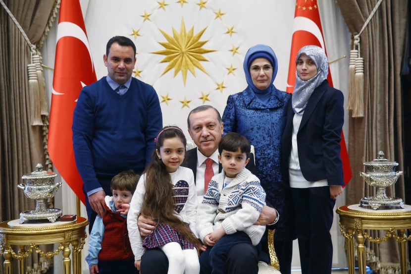 أردوغان يستقبل طفلة التغريدات عن مأساة حلب