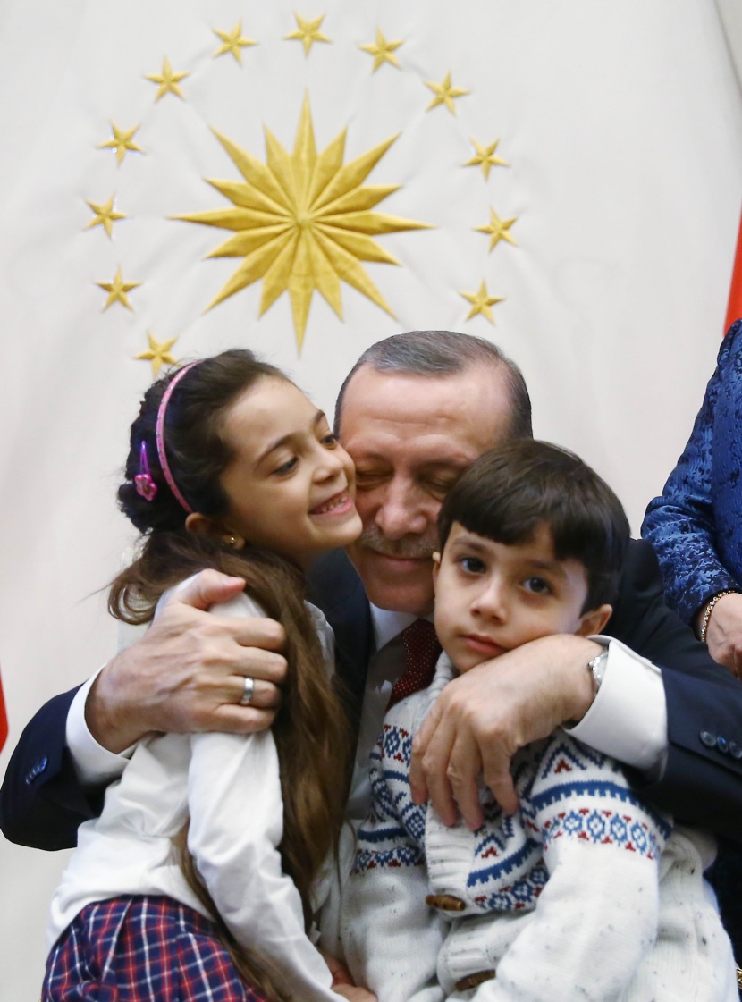 أردوغان يستقبل طفلة التغريدات عن مأساة حلب