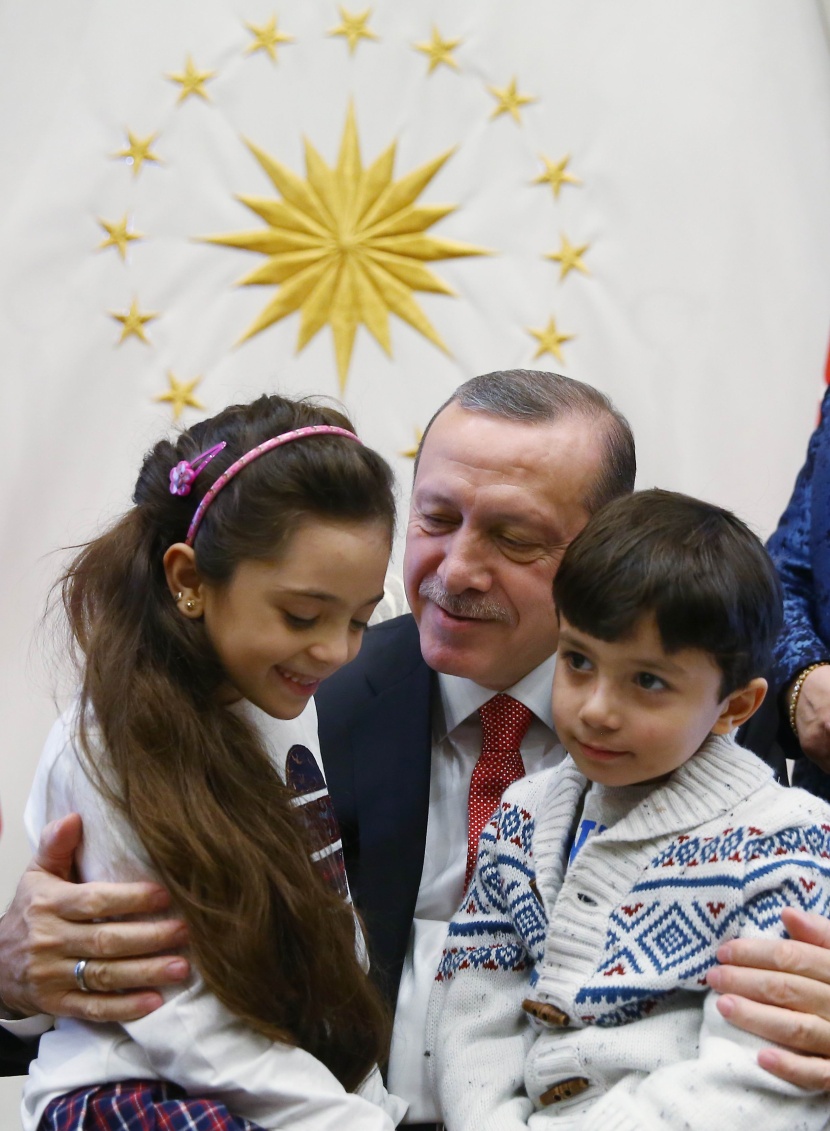 أردوغان يستقبل طفلة التغريدات عن مأساة حلب
